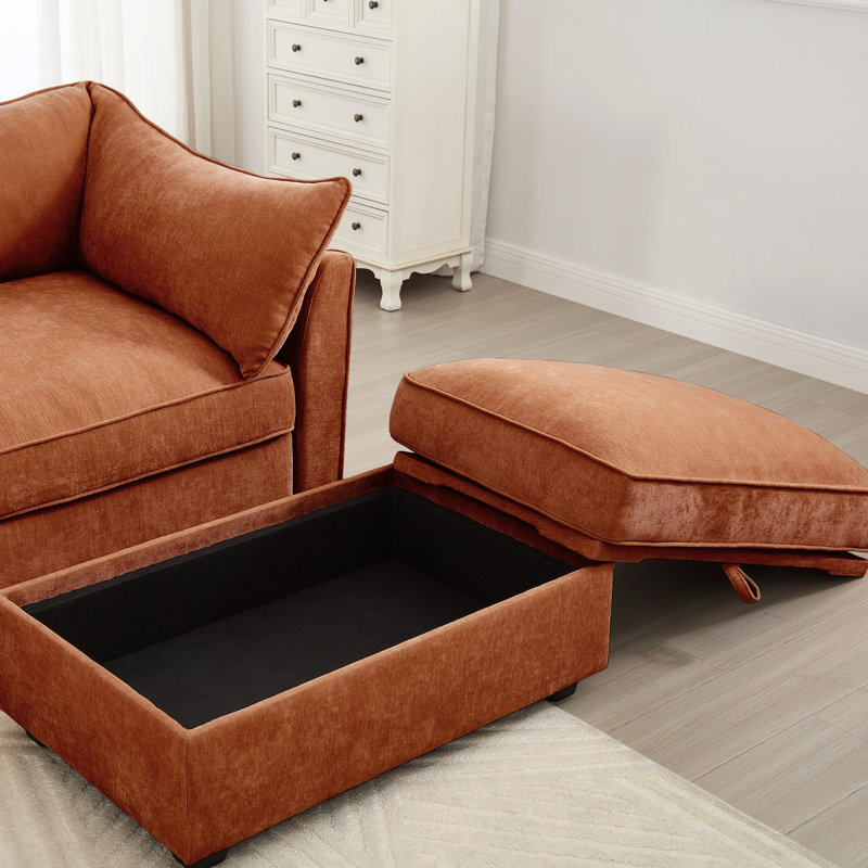 Avec un tissu en chenille orange, un rangement enveloppant et repose-pieds intégré, un tiroir caché et une assise confortable