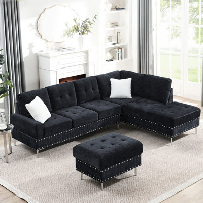 Canapé d'angle bleu marine 3 places avec méridienne et rangement, pieds en métal, clous en cuivre, deux coussins blancs, revêtement en chenille, structure en bois d'eucalyptus, assise mi-ferme, dossier à coussins, accoudoirs carrés, rembourrage en mousse, 4