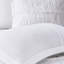Courtepointe en microfibre blanc très grand / très grand blanc à volants, housse 100% avec coussin contrastant 4 pièces à volants avec très grand jeté, look élégant-127364626