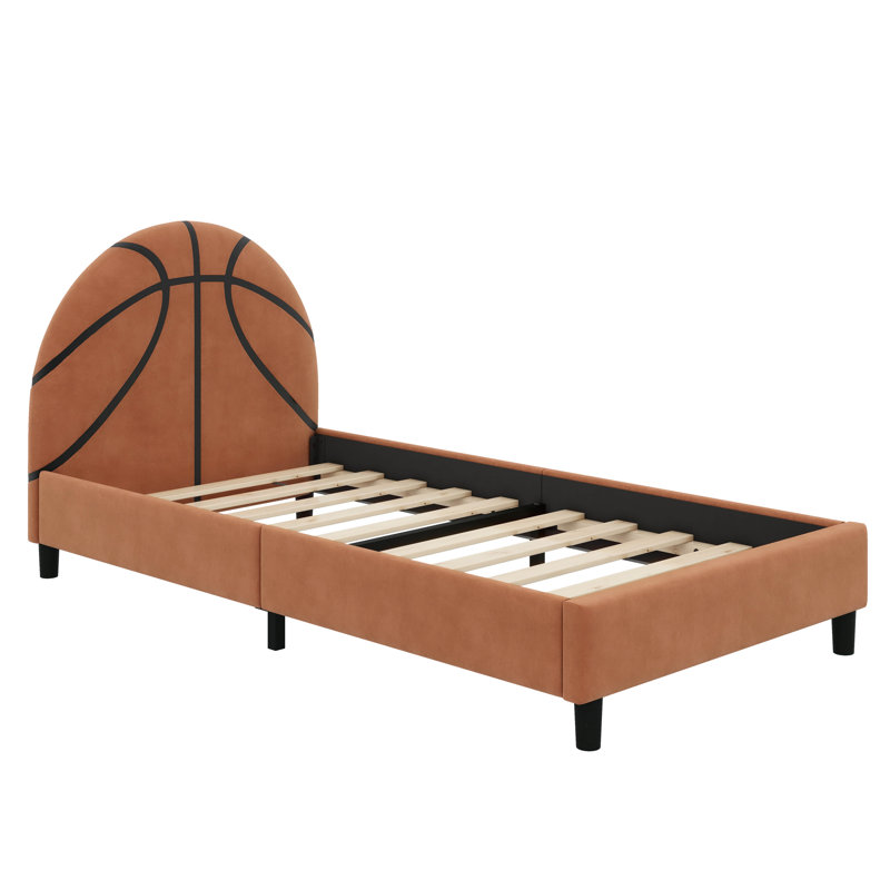 Un lit plateforme simple avec un design sportif, avec un revêtement inspiré du basketball