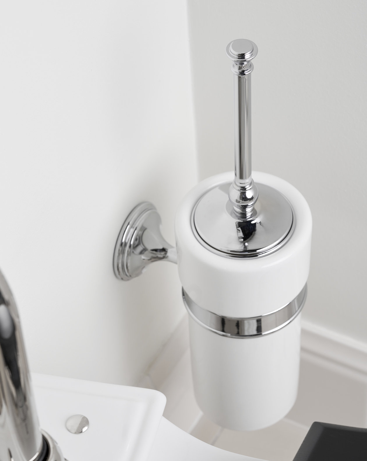 Blomus Sono Plunger with Decorative Holder - White