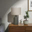 Lampe de table Andi avec béton beige et abat-jour beige, H 23,88 po x l 13,72 po x P 13,84 po