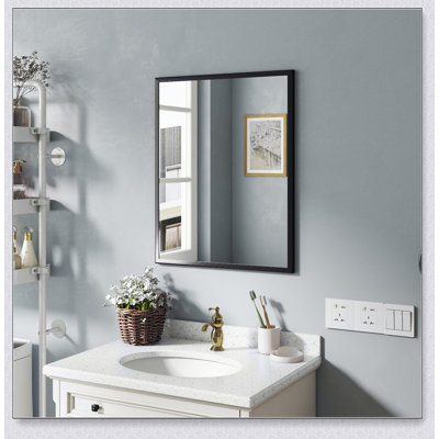Élégant miroir de salle de bain en aluminium de 24 pouces avec une finition noire élégante, parfait pour les espaces modernes et compacts