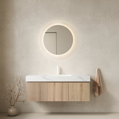 Meuble-lavabo spacieux avec rangement moderne, évier blanc de Carrare et armoire à grain de bois, parfait pour la maison