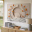 Toile dans une composition minimaliste, branches sombres minces avec art mural orange vif, feuilles et petites baies de couleur crème, art mural-631327458