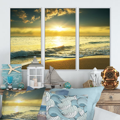 «Yellow Sunlight over Crystal Waters» - Photographie de cadre flottant 3 pièces sur toile