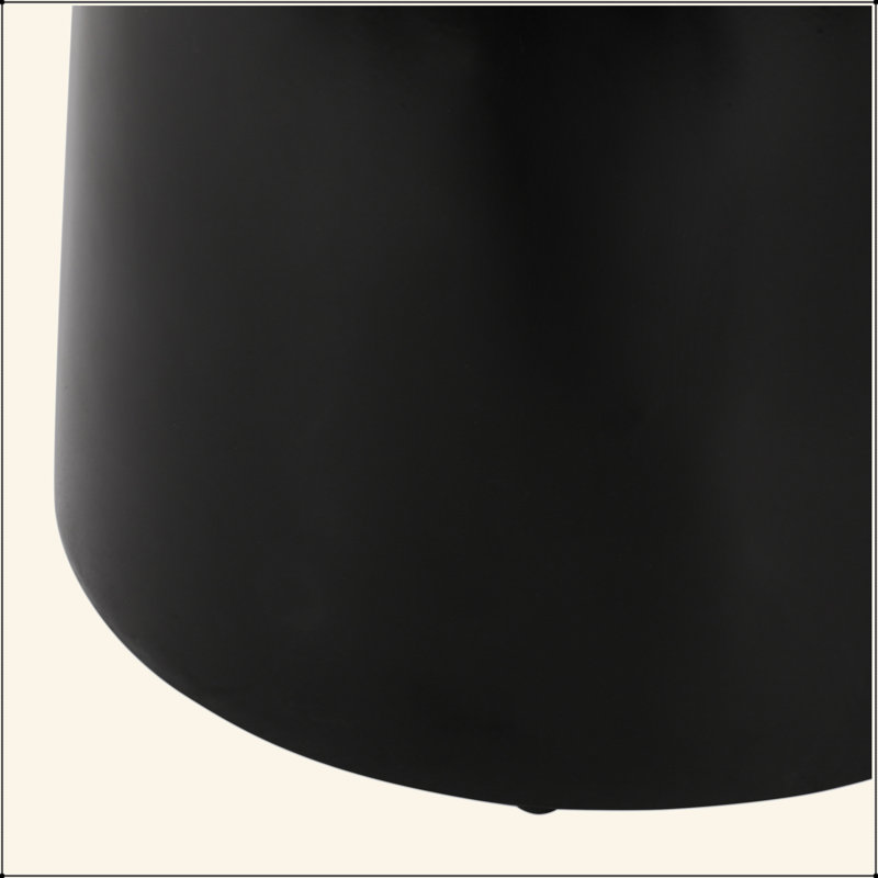 Charmante table d'appoint d'extérieur en métal avec attrait moderne et fabrication durable, Noir