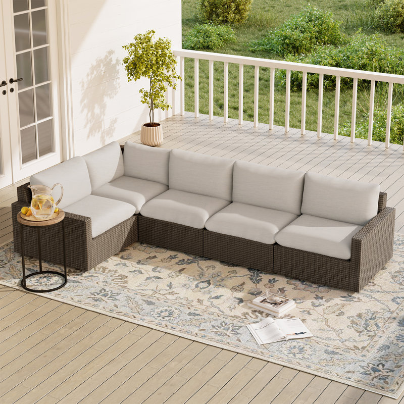 Dumont 7-Piece Wicker Patio Conversation Set With Beige Cushions, 5 pièces: 2 fauteuils, 2 canapés sans accoudoirs