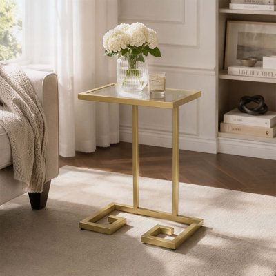 Table d'appoint moderne et glamour en forme de C avec structure en fer durable et plateau en verre trempé, parfaite pour les espaces de vie élégants.
