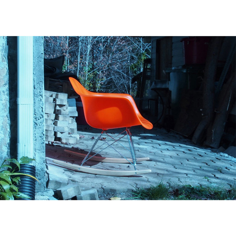 Chaise berçante Hickson - Chaise avec accoudoirs en métal et pieds en bois avec siège en plastique - Chaise de chambre de bébé, de patio ou de salon moderne
