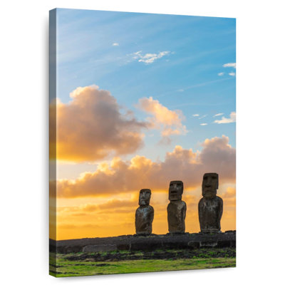 Lilie rangée de statues Moai