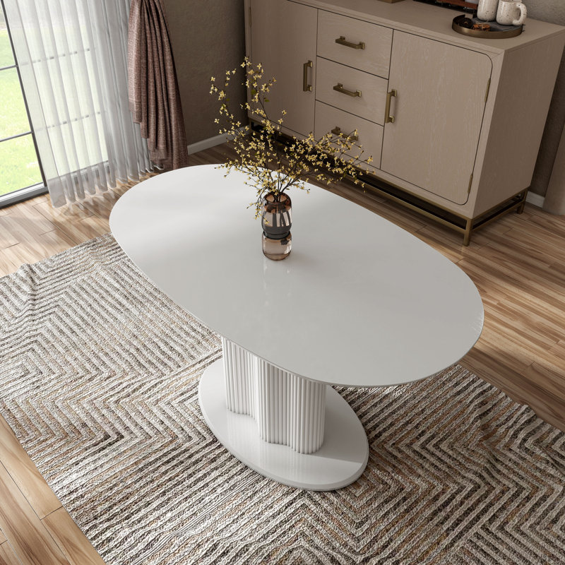 Table de salle à manger Ciani avec plateau brillant et base cannelée