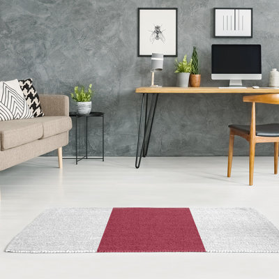 Tapis rouge/gris