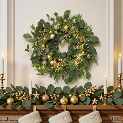 Couronne de Noël artificielle ronde pré-illuminée de 61 cm de diamètre, verte, avec ornements dorés et minuterie
