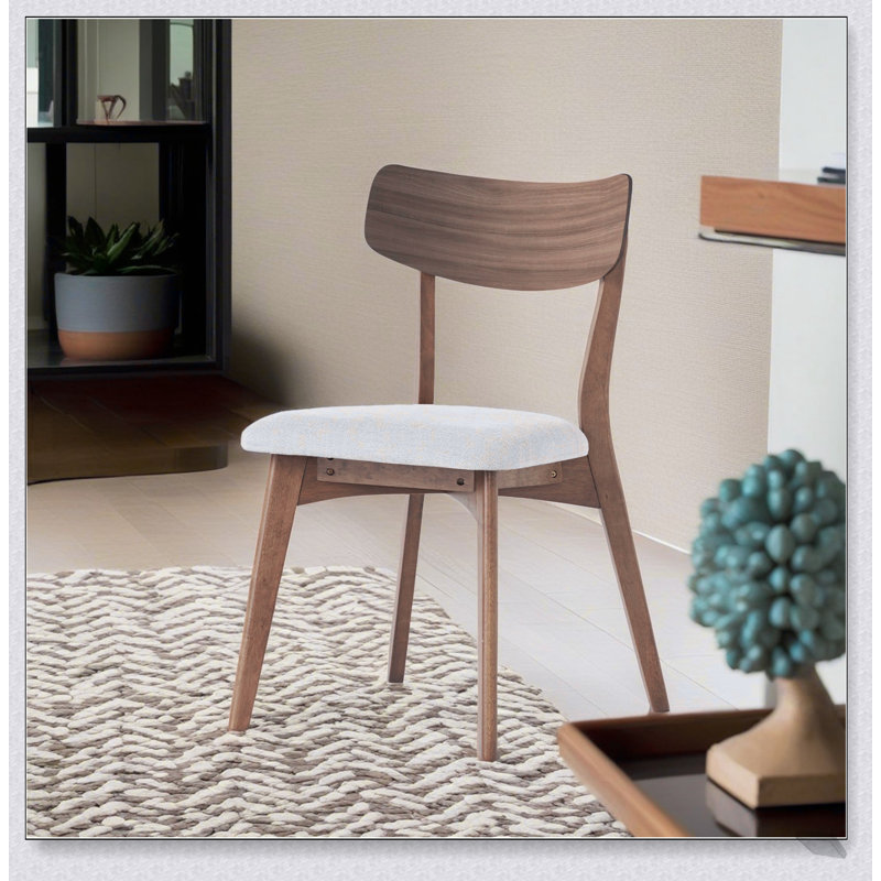 Chaises de salle à manger rembourrées Mid-Century avec cadre en noyer (ensemble de 2) avec tissu beige clair, alliant confort et style intemporel.