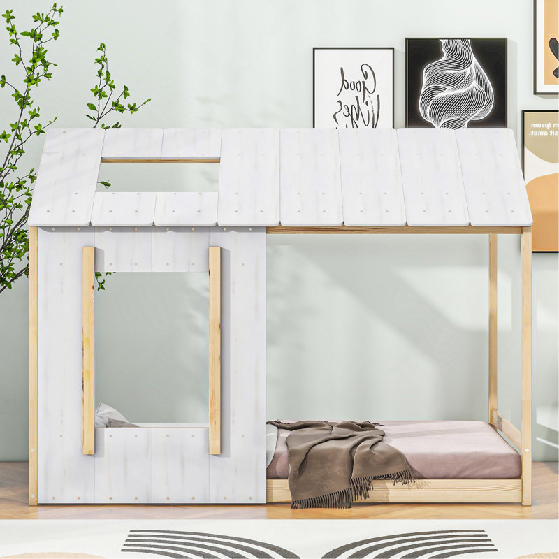 Charmant lit plateforme en forme de maison avec toit et fenêtre, offrant un espace de sommeil confortable et imaginatif.