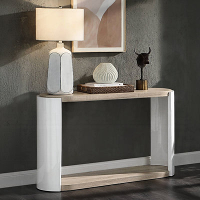 Table contemporaine avec matériau et surface brillante moderne dans la tablette inférieure