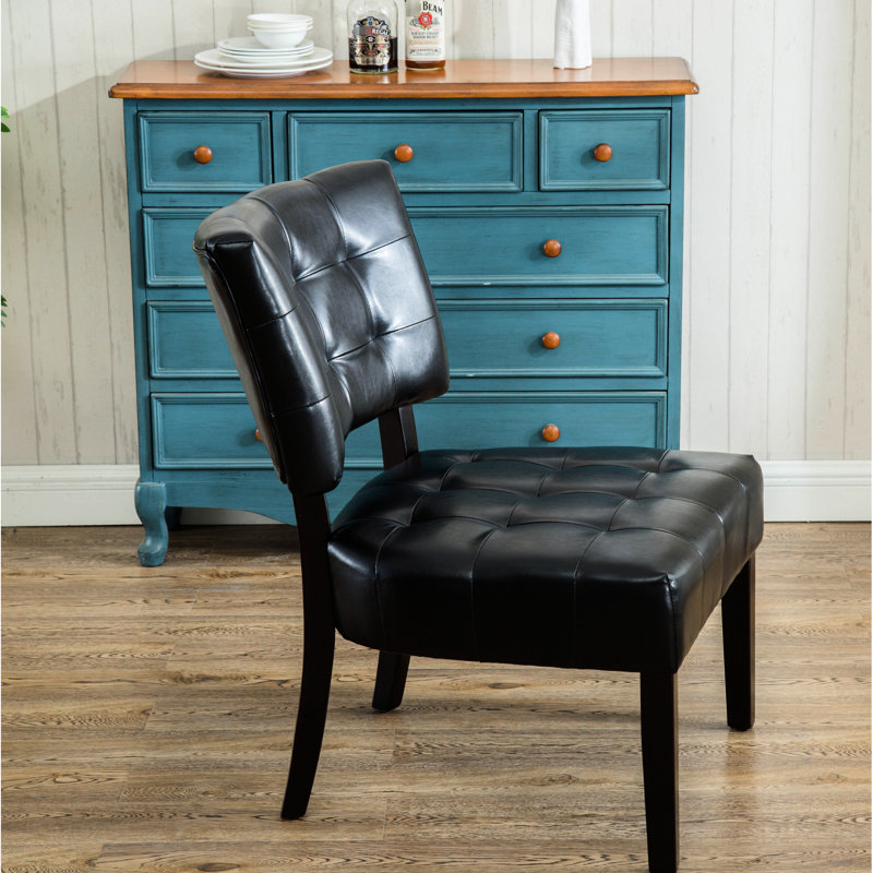 Chaise en similicuir noir avec assise relaxante surdimensionnée