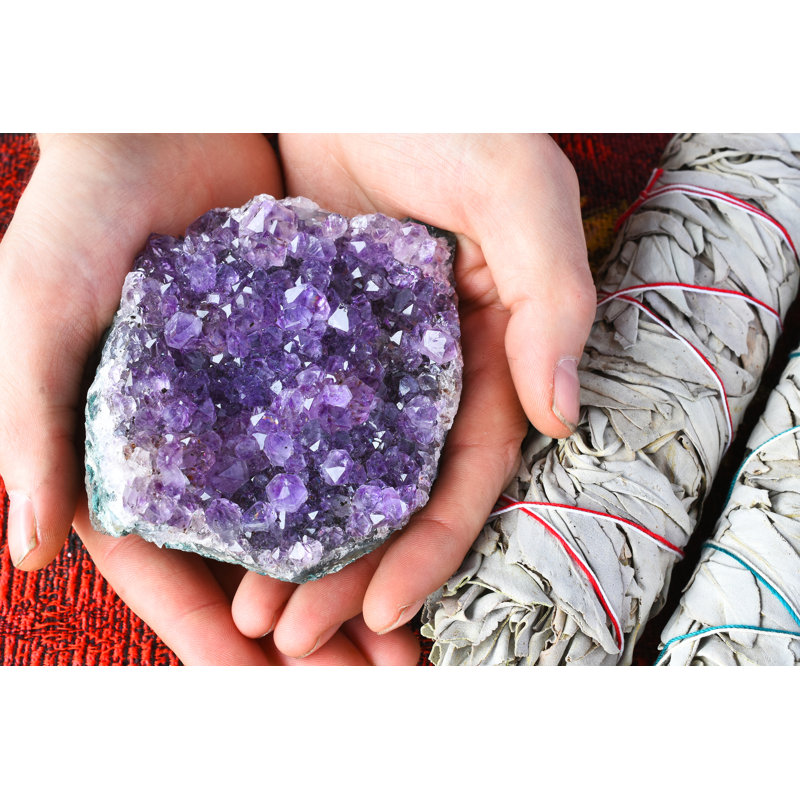 Hand Hand Amethyst Geode Cluster - Photographie sur toile tendue, H 8 po x l 12 po