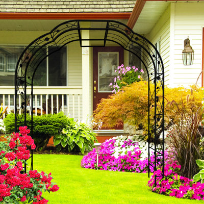 Arche de jardin en métal Roselawn de 6,2 pieds de largeur avec des plantes pour escalader un espace extérieur noir de 74,4 po x 98,4 po
