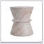 Table d'appoint polyvalente en béton léger pour une utilisation intérieure et extérieure, durable et élégante avec un design de sablier