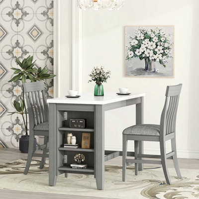 Ensemble de table de salle à manger 3 pièces à hauteur de comptoir avec tablettes de rangement intégrées, une table de salle à manger à plateau en faux marbre et 2 chaises de comptoir avec repose-pieds