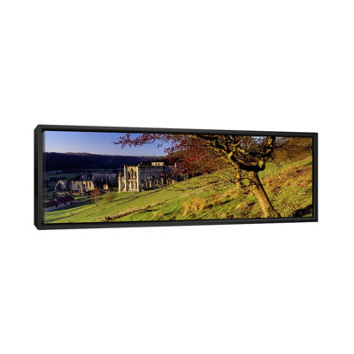 « ecclésiastique on a landscape, rievaulx abbey, north yorkshire, england, royaume-uni », reproduction de photo sur toile