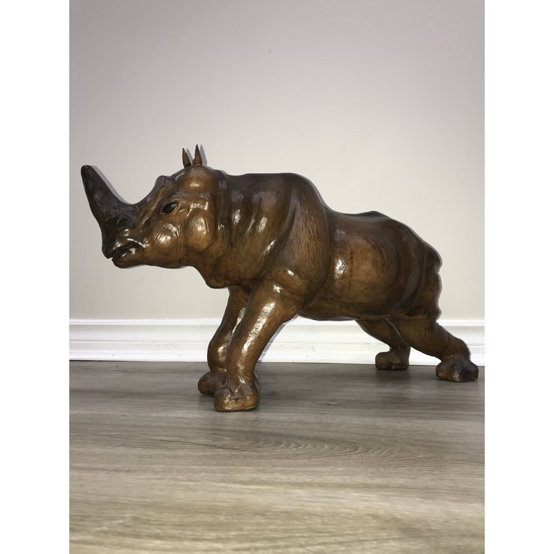  Figurine rhinocéros, H 12 po x l 22,5 po x P 8,5 po