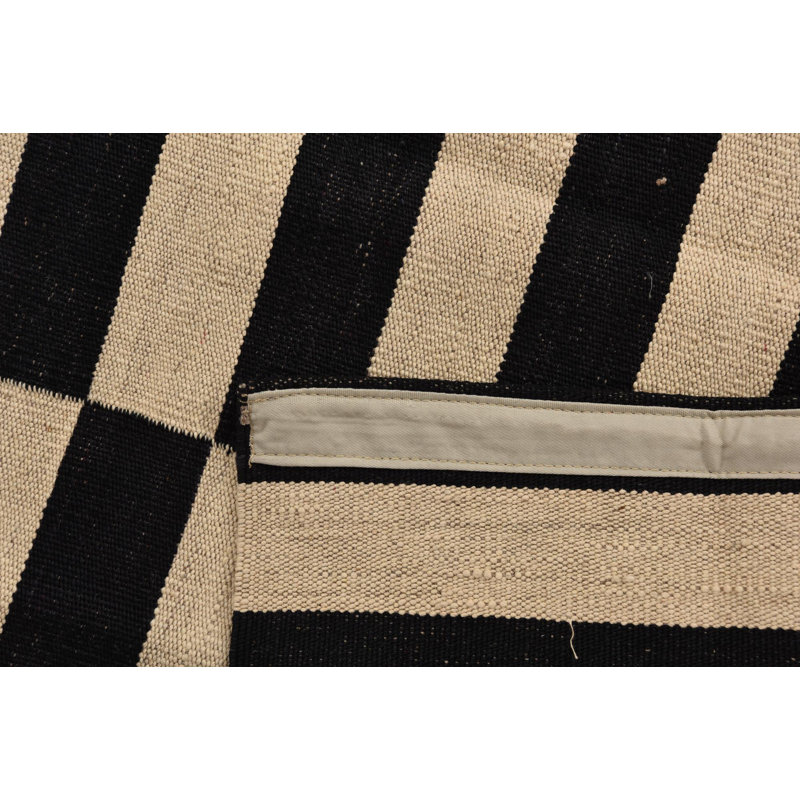 Tapis noir et blanc 3 pi 5 po x 5 pi Petrella