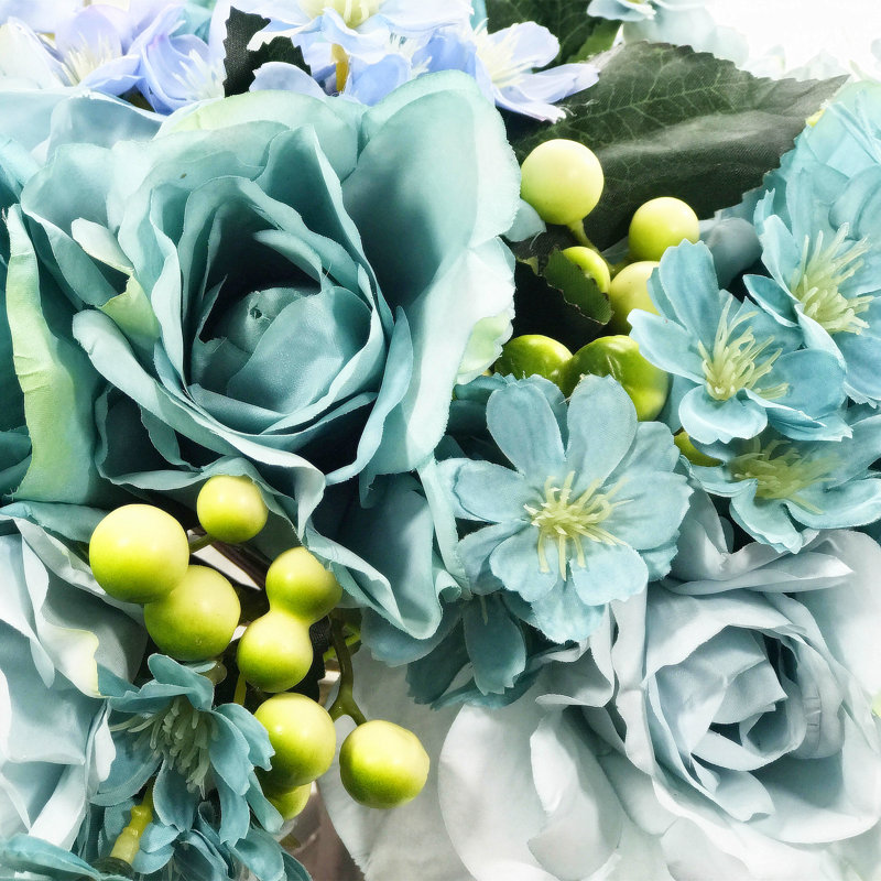 Agencement de rose et de fleurs mélangées en vase, Bleu