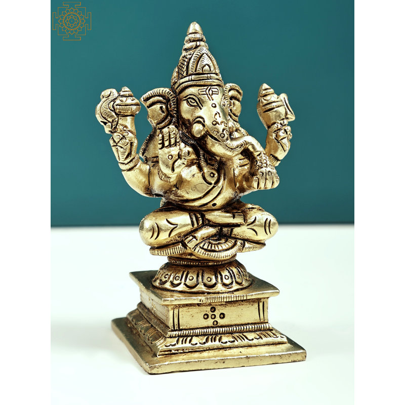 Petit Ganesha à quatre bras de qualité supérieure assis sur un piédestal