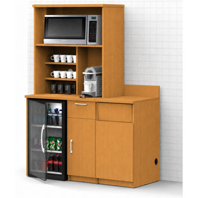 Meuble de rangement avec réfrigérateur et poubelle, et compartiment supérieur pour appareils électroménagers, idéal pour salle de pause ou coin café professionnel. Entièrement assemblé. Dimensions : 137 cm (L) x 61 cm (P) x 193 cm (H). Appareils électroménagers non inclus.