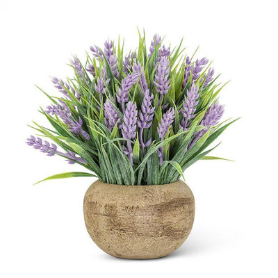 Lavande en fleurs dans un pot de fleurs artificielles