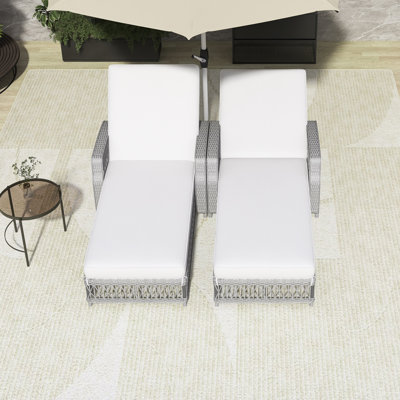 Méridienne inclinable longue 2 pièces pour l'extérieur, fauteuil inclinable réglable pour accoudoirs avec coussins amovibles en beige et attaches de fixation, chaise longue en rotin toutes saisons pour bord de piscine et jardin
