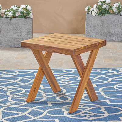 Table d'appoint d'extérieur en bois d'acacia rustique avec finition en teck sablé et base en croix classique pour patio ou cour arrière