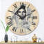 Horloge murale en bois-63903433-63913698