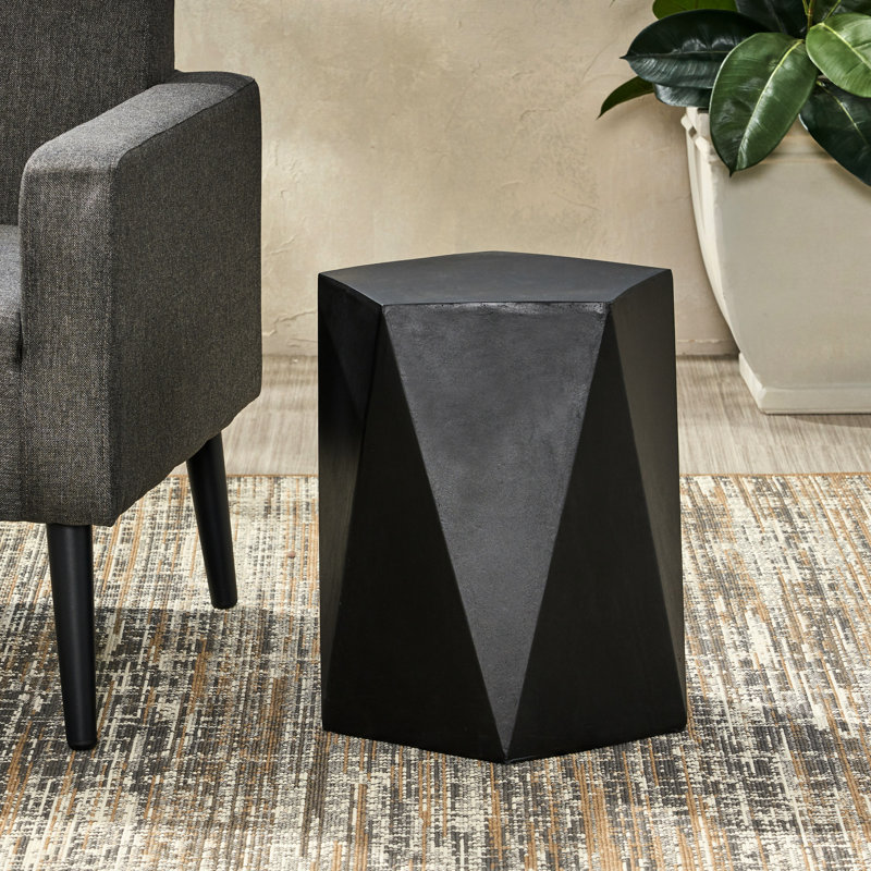 Table d'extérieur pentagonale contemporaine en béton léger, noir mat, 40 x 40 x 40 cm, sans assemblage, forme noire élégante.
