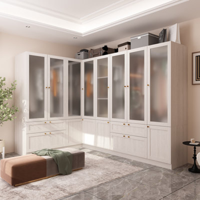 Élégante garde-robe modulaire à plusieurs sections avec portes en verre givré et quincaillerie dorée - parfaite pour les espaces de vie organisés