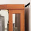 Éclairage de coin en chêne foncé éclairé, portes en verre à deux côtés, tablettes réglables, pour les espaces en cerisier ou à thème dans les maisons de salon