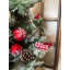 Arbre de Noël de table enneigé à feuilles persistantes avec ornements, baies et arcs non éclairés