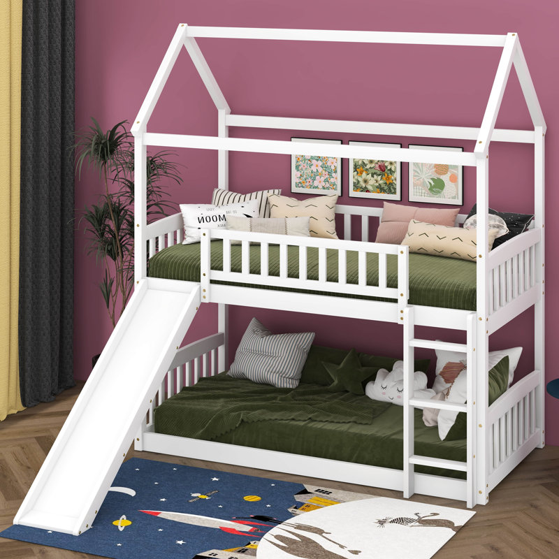 Lit superposé simple au-dessus de simple avec glissière, structure en bois de style maison pour chambre d'enfant, conception peu encombrante avec garde-corps