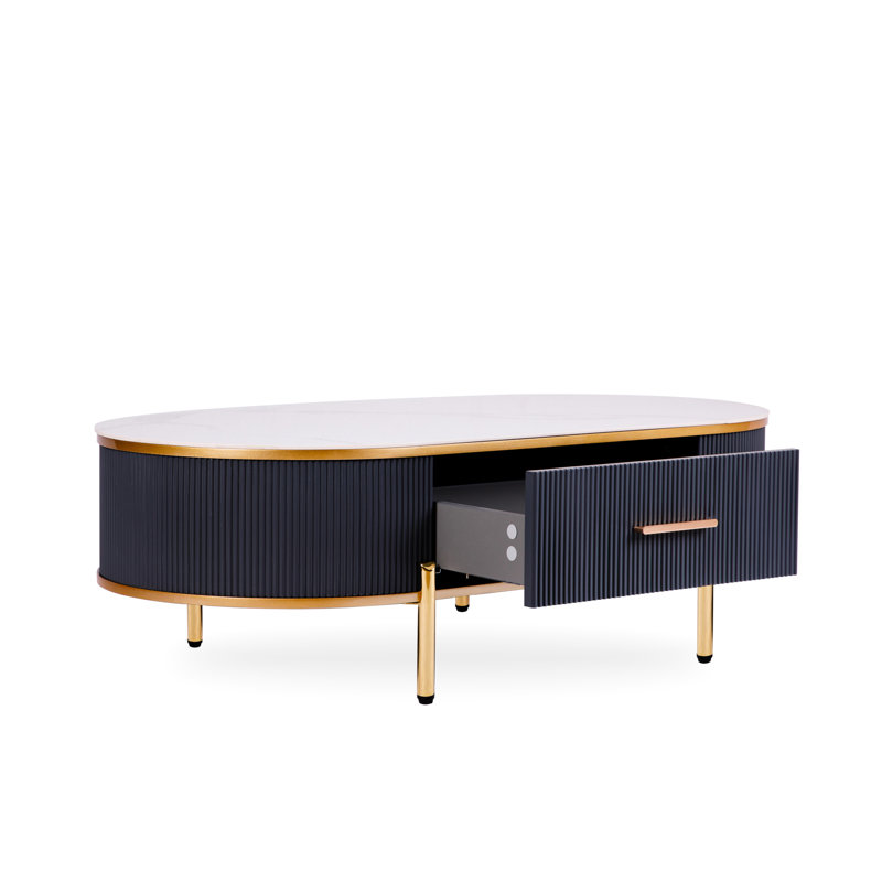 Table basse moderne et élégante avec plateau en pierre frittée blanche et grise, décorations dorées, tiroir, structure en bois, pieds en acier inoxydable, résistante à la chaleur et aux taches, finition mate foncée.