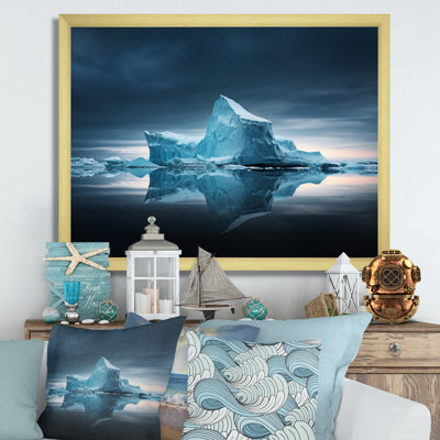 Réflexions de cristal d'iceberg bleues et noires