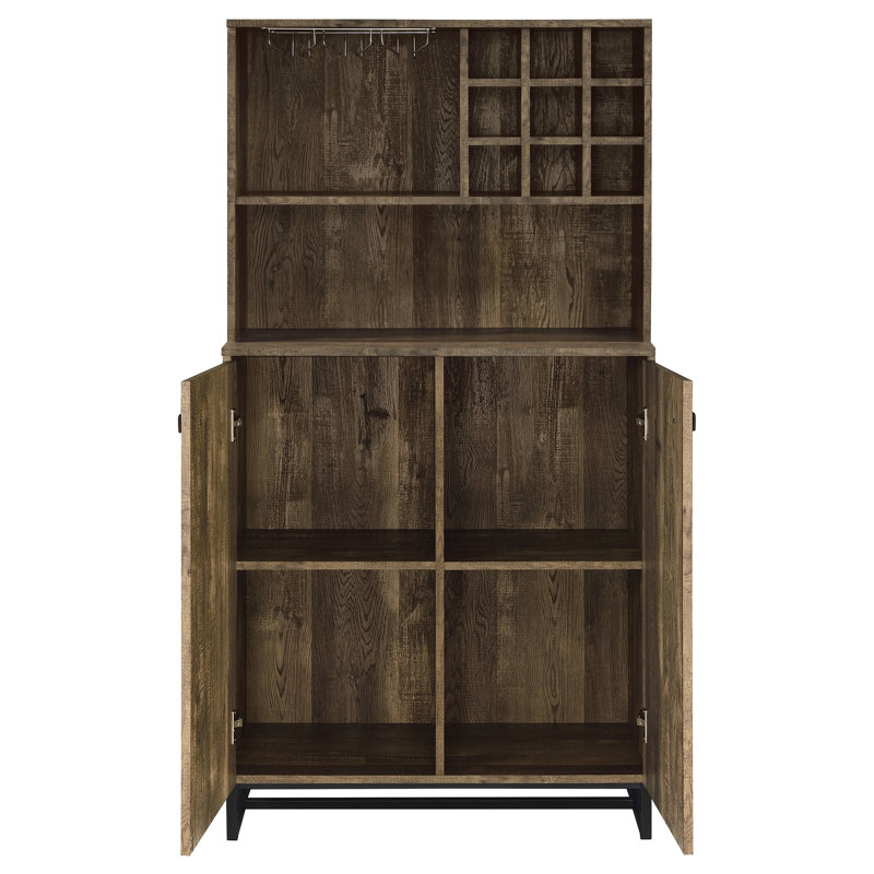 Armoire à vin moderne à 2 portes avec touche rétro, finition chêne rustique, façade à chevrons, support et verres à pied pour armoire de salle à manger de style transitionnel, rangement pour bouteilles, quincaillerie bronze industriel