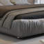 Lit plateforme tapissier très grand de première chambre de luxe, structure en bois massif avec dossier rembourré surdimensionné, ton gris
