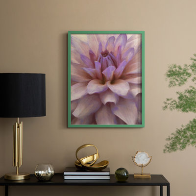 «Soft Flower Petals II», reproduction encadrée - bois massif