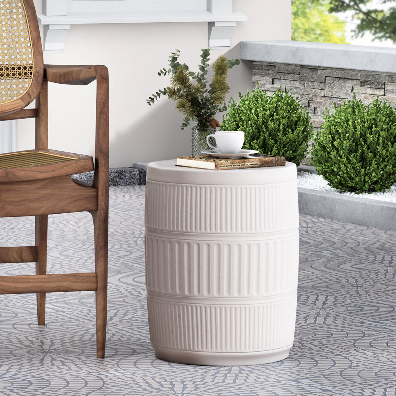 Table de bout en béton léger avec motif cannelé - 15 po x 15 po x 18,5 po, blanc antique, aucun motif latéral requis