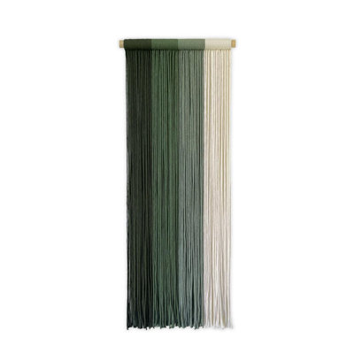 Suspension en macramé Boho, coton teint à la main, vert, 15,75 po x 40 po | Les fils de coton olive, sauge et crème créent une fine fibre verticale pour les salons, les chambres à coucher, les bureaux et les entrées.