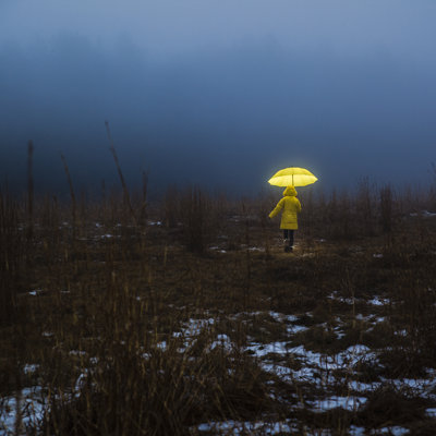 Petite fille traversant le champ dans le brouillard par Alex Potemkin