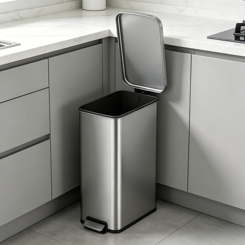 Poubelle de cuisine argentée en acier inoxydable à niveaux étroits, capacité de 13,2 gallons, avec couvercle à fermeture en douceur intégré.